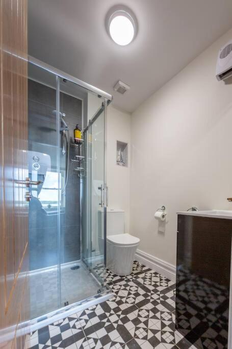 Unit 2 Island View Apartments With Stunning Harbour View 코브 외부 사진